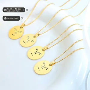 Collier plaqué or 18 carats avec pendentif visage abstrait sur céramique blanche chic