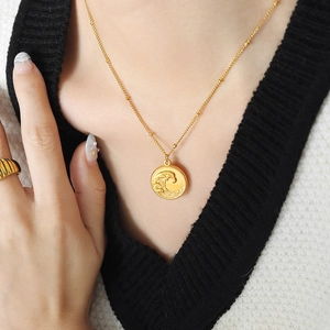 Collier Pendentif Rond Relief Vague Acier Titane Plaqué Or 18K Chaîne Satellite Ras du Cou Pour Femmes Bijoux Minimalistes