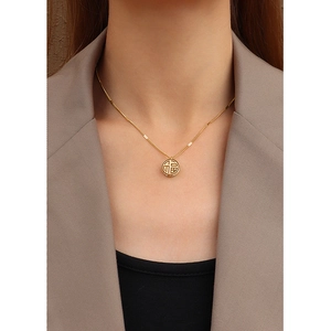 Collier avec pendentif rond caractère chinois Fu en or 18 carats porté par un mannequin élégant