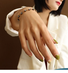 Dettaglio del bracciale placcato oro 18k con ciondoli occhio di Allah in smalto blu