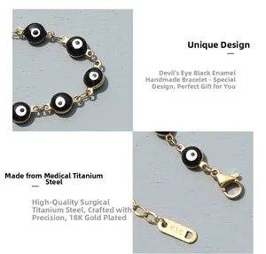 Dettaglio della chiusura a moschettone placcata oro 18K e marchio K18 sul bracciale
