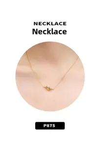 Dettaglio di una collana minimalista con pendente a nodo in acciaio inossidabile placcato oro 18k
