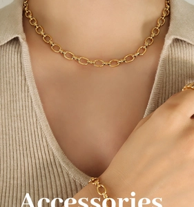 Détail de l'ensemble collier et bracelet à maillons ovales dorés sur tricot