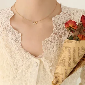 Elegante vergoldete Titanstahl-Halskette mit W-Anhänger und Zirkonia-Besatz für Damen