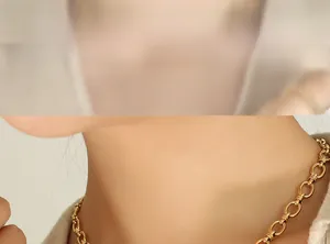 Gros plan d'un collier à maillons épais plaqué or au design industriel épuré