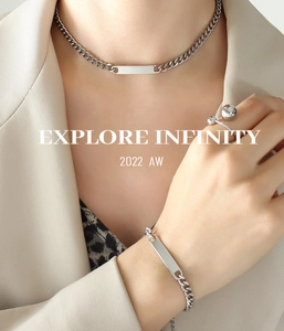 Detail of hip hop style chunky curb chain necklace and bracelet set in polished silver