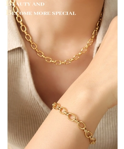 Gros plan d'un ensemble collier et bracelet à gros maillons ovales plaqués or 18 carats