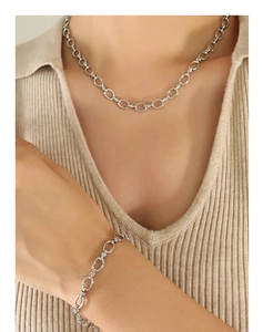 Ensemble collier et bracelet à maillons en argent poli porté par un mannequin de mode