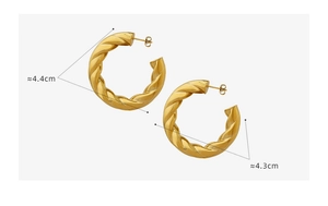 Detail of 4.4cm polished gold hollow C-shape earrings with twisted titanium steel design