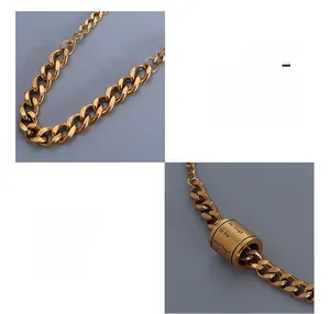 Détail de la chaîne en acier chirurgical plaqué or 18K avec pendentif cœur gravé