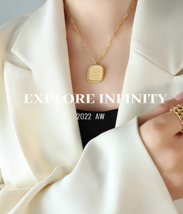 Detail of 18K gold-plated square pendant with rope texture and minimalist cable chain
