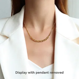 Collier chaîne gourmette en acier inoxydable doré porté avec un style minimaliste