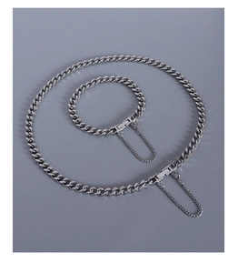 Detalle del conjunto de collar y pulsera de eslabones cubanos con cierres seguros