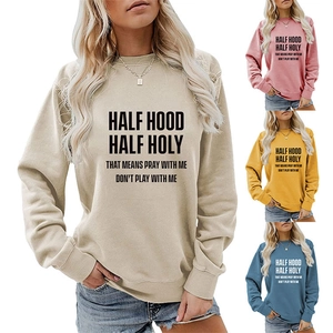 Détail du message sérigraphié sur le sweat-shirt à col rond à la coupe décontractée