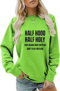 Détail du sweat vert à col rond avec impression noire de texte Half Hood Half Holy