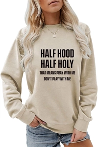 Détail d'un sweat beige ample avec lettrage noir Half Hood Half Holy imprimé sur le devant
