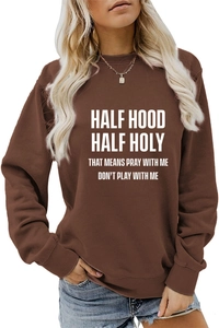 Détail d'un sweat marron ample avec l'imprimé texte Half Hood Half Holy