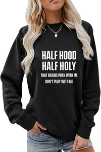 Détail de l'imprimé blanc HALF HOOD HALF HOLY sur un sweat-shirt noir à col rond uni