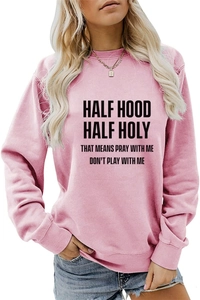 Détail du sweat rose à col rond avec slogan noir Half Hood Half Holy et matière souple