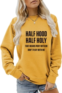 Détail du sweat à col rond jaune avec impression de texte noir Half Hood Half Holy stylé