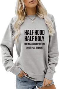 Détail d'un sweat gris avec l'imprimé texte Half Hood Half Holy en gros caractères