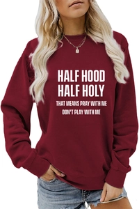 Détail de l'imprimé blanc HALF HOOD HALF HOLY sur le sweat bordeaux à col rond