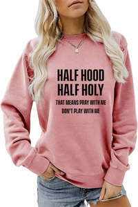 Détail d'un sweat rose poudré ample avec l'imprimé HALF HOOD HALF HOLY devant