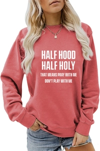 Détail du slogan blanc imprimé sur un sweat à col rond rouge brique avec poignets