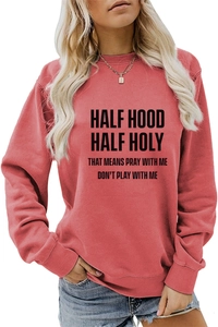 Détail de l'imprimé slogan sur un sweat-shirt rose à col rond au style décontracté