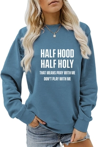 Détail d'un sweat à col rond ample bleu Morandi avec l'imprimé lettres HALF HOOD