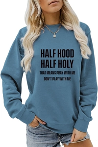 Détails des poignets côtelés et du slogan sur un sweat-shirt bleu à manches longues
