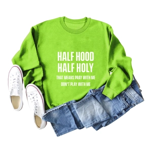 Vue détaillée du sweat-shirt vert fluo avec slogan blanc et tenue décontractée assortie