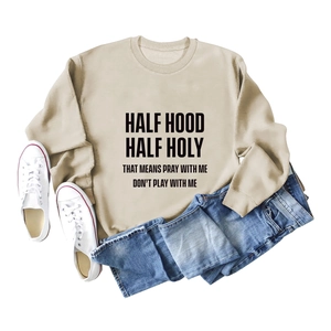 Mise à plat du sweat beige imprimé HALF HOOD HALF HOLY, avec jean et baskets blanches