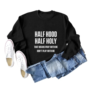 Mise à plat d'un sweat-shirt noir Half Hood Half Holy en coton avec slogan blanc