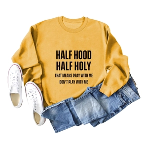 Vue à plat du sweat moutarde avec texte HALF HOOD, jean bleu et baskets blanches