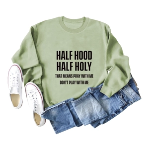 Mise à plat du sweat à col rond vert sauge avec texte HALF HOOD noir et jean denim