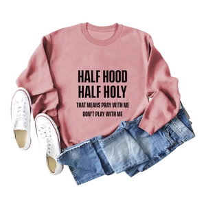 Tenue à plat avec sweat-shirt rose à message, jean bleu et baskets blanches