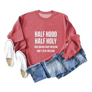 Mise à plat d'un sweat rouge à manches longues avec slogan blanc, jean et baskets