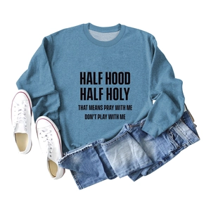 Mise à plat de sweat bleu en coton avec texte Half Hood Half Holy et jean bleu clair