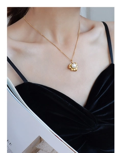 Detailansicht eines 18k Gold-Lotosanhängers mit Perle an einer feinen Goldkette