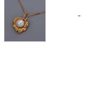 Detailansicht der Vintage Lotus Anhänger Halskette mit weißer Perle und 18k Goldbeschichtung