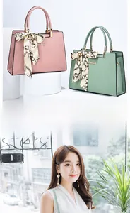 Détails de sacs fourre-tout roses et verts avec foulard en soie et finitions dorées