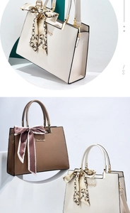 Détails de sacs cabas en cuir avec poignées métalliques et foulards décoratifs
