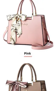 Détail des sacs cabas en cuir texturé rose et marron avec foulards imprimés élégants