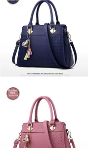 Détail de sacs à main en cuir grainé avec motifs losanges et pendentifs à pompons