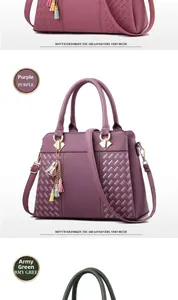 Vue détaillée de sacs en cuir tressé avec pompons en violet et vert militaire