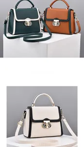 Détail de sac bandoulière avec texture grainée et boucle métallique GD élégante
