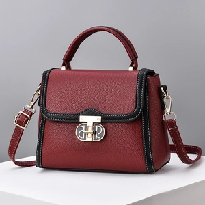 Sac à main bordeaux en cuir synthétique avec texture grainée et fermoir doré chic