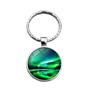 Détail macro du pendentif aurore boréale sur porte-clés en métal et verre poli