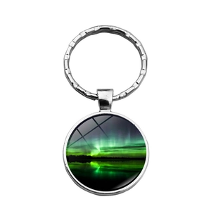 Gros plan sur le porte-clés en métal argenté avec cabochon en verre aurore boréale
